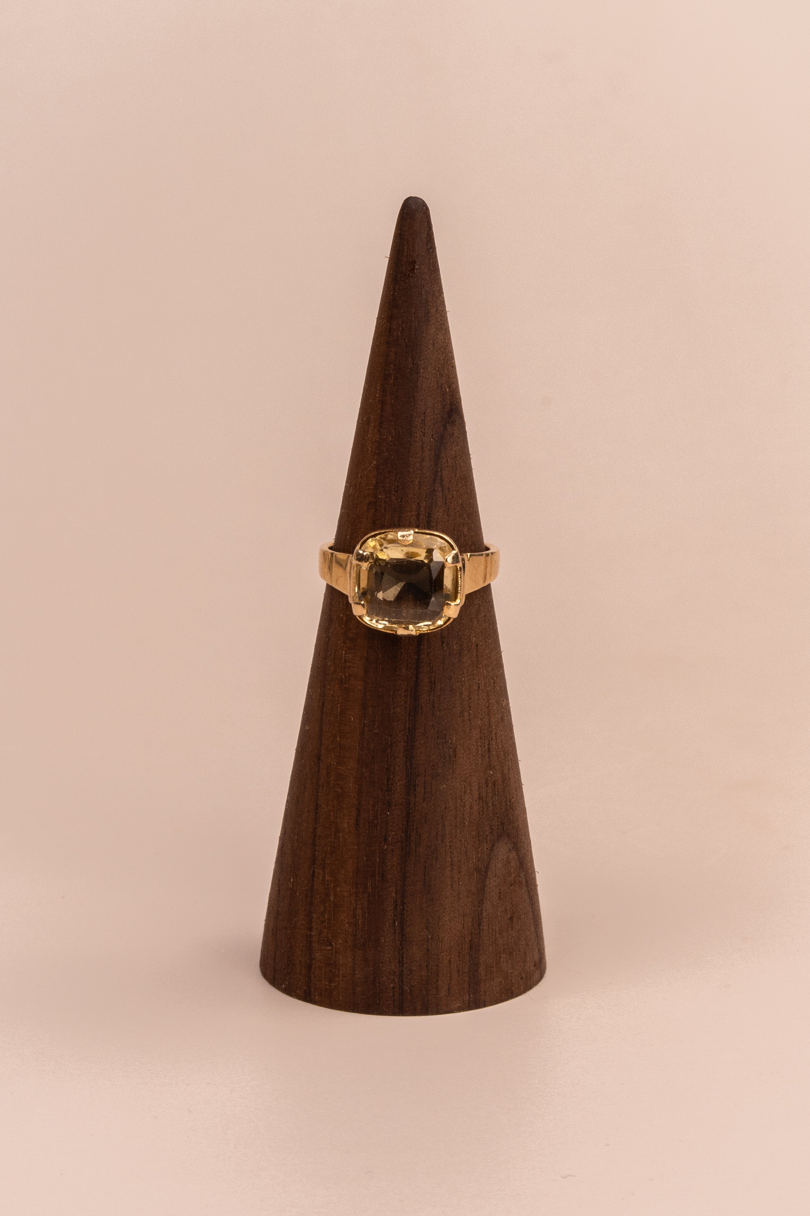 18ct Yellow Gold Antique Yellow Sapphire Ring